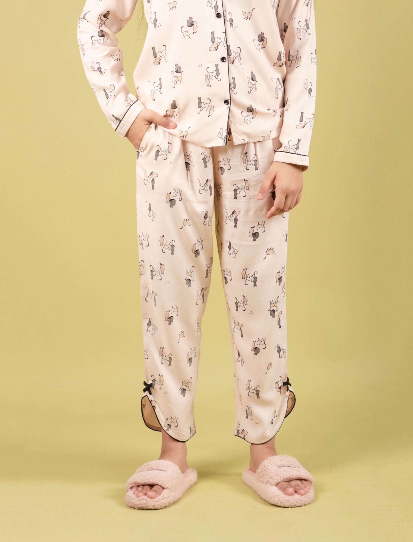 Playful Cat Printed Girls Nightsuit with Pyjama Set (Full Sleeves, Cream) - Tweeny Mini